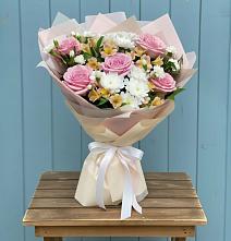 Букет цветов из:  Гвоздики, Орхидеи и Розы в Сыктывкаре