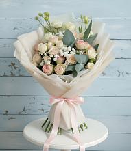 Букет цветов из:  Розы и Лизиантусы в Сыктывкаре