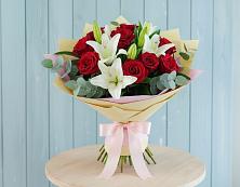 Букет цветов из:  Лилии и Розы в Сыктывкаре