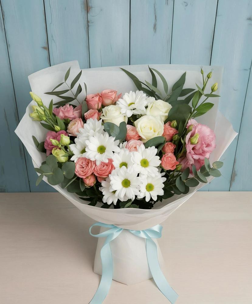 Букет нежный в Сыктывкаре Букет цветов из: Розы, Лизиантусы и Хризантемы в Сыктывкаре