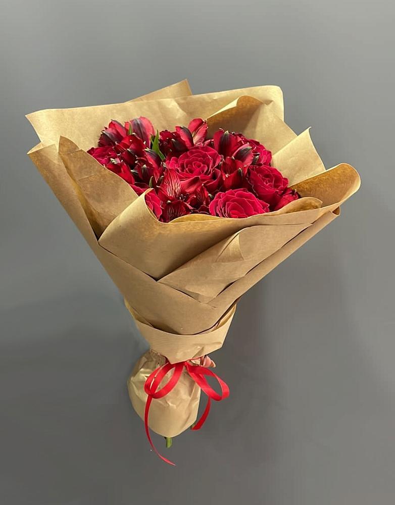 Букет цветов из: Альстромерии и Розы в Сыктывкаре