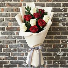 Букет красно-белые розы в Сыктывкаре Букет цветов из: Розы в Сыктывкаре