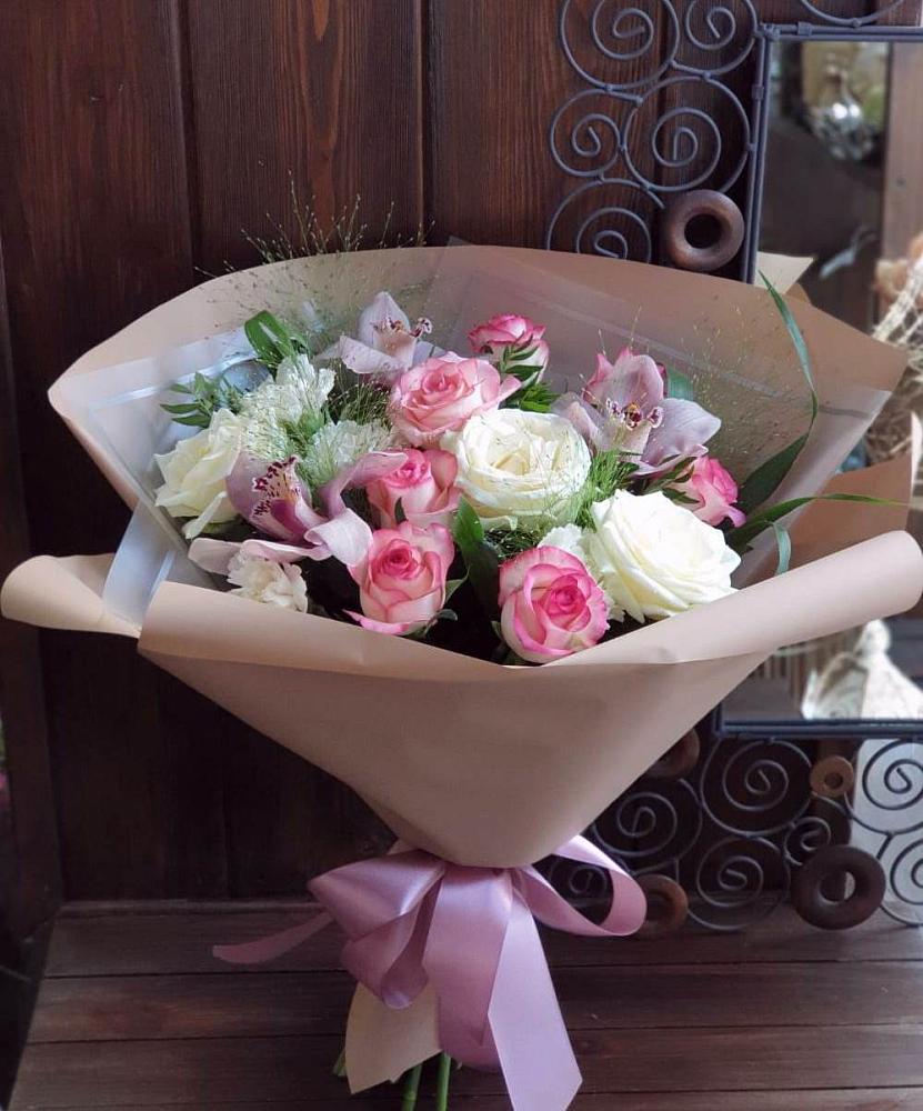 Букет цветов из: Гвоздики, Орхидеи, Розы и Хризантемы в Сыктывкаре