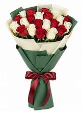 Микс из красных и белых роз в Сыктывкаре Букет Микс из красных и белых роз в Сыктывкаре