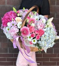 Цветочная композиция из Розы, Хризантемы, Пионы и Лизиантусы в корзине в Сыктывкаре