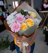 Букет цветов из:  Герберы, Розы и Хризантемы в Сыктывкаре