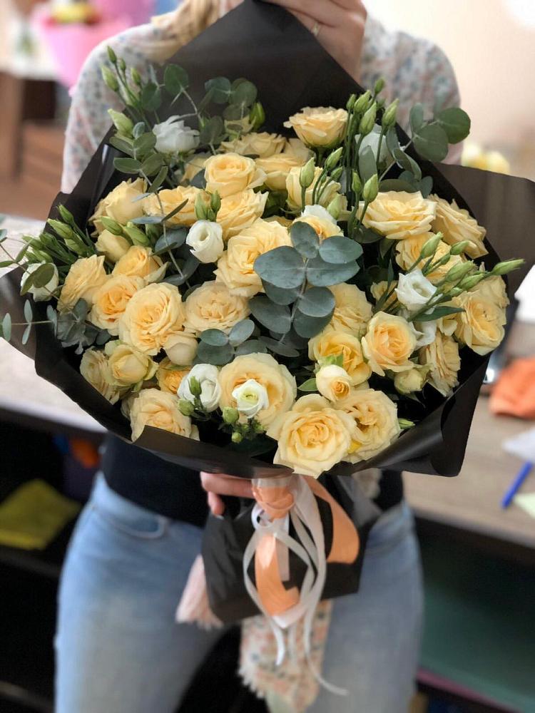 Букет цветов из: Розы и Лизиантусы в Сыктывкаре