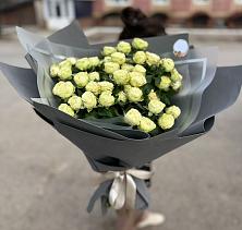 Букет Белые кустовые розы Солинеро в Сыктывкаре
