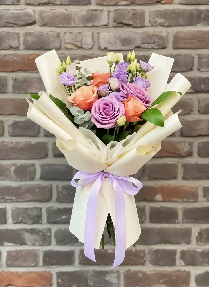 Букет цветочные ноты в Сыктывкаре Букет цветов из: Лизиантусы и Розы в Сыктывкаре