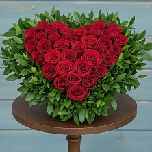 Композиция Сердце в любви в Сыктывкаре Цветочная композиция из Розы в виде сердца в Сыктывкаре