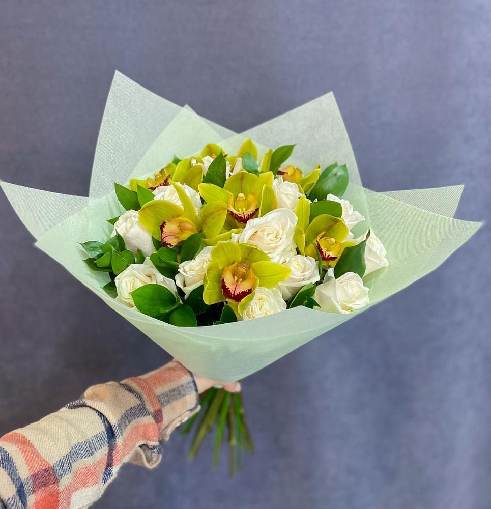 Букет цветов из: Орхидеи и Розы в Сыктывкаре