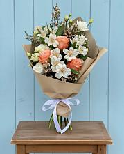 Букет цветов из:  Альстромерии, Лизиантусы, Розы и Хризантемы #REPLACE_PRED# Сыктывкаре