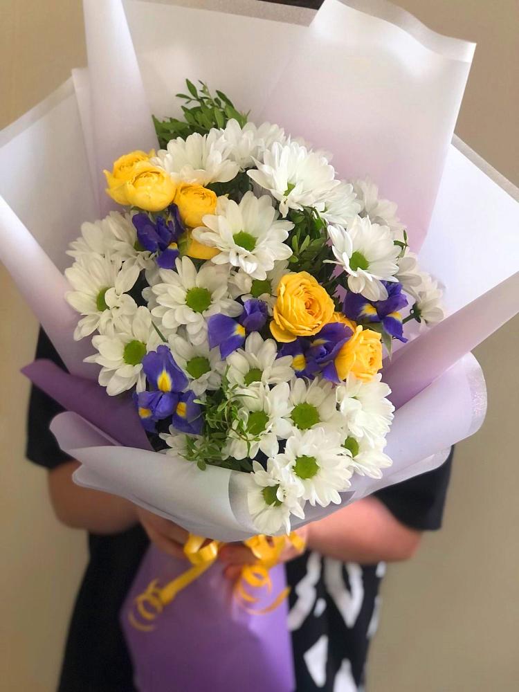 Букет цветов из: Ирисы, Хризантемы и Розы в Сыктывкаре