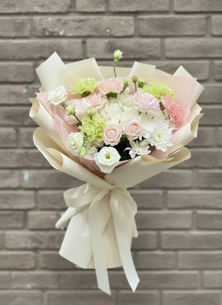 Букет цветов из: Гвоздики, Розы, Лизиантусы и Хризантемы в Сыктывкаре