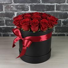 Композиция исключительность в Сыктывкаре Цветочная композиция из Розы в шляпной коробке в Сыктывкаре