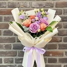 Букет цветочные ноты в Сыктывкаре Букет цветов из: Лизиантусы и Розы в Сыктывкаре