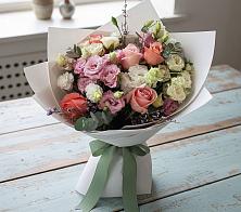 Букет цветов из:  Розы, Лизиантусы и Гвоздики в Сыктывкаре