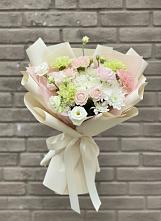 Букет цветов из:  Гвоздики, Розы, Лизиантусы и Хризантемы в Сыктывкаре