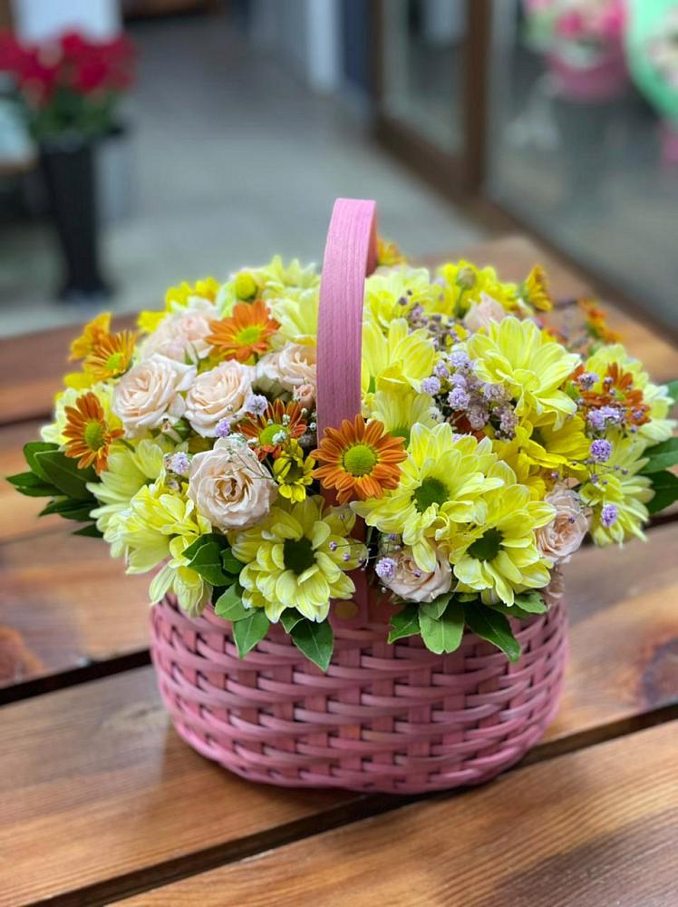 Цветочная композиция из Хризантемы и Розы в корзине в Сыктывкаре