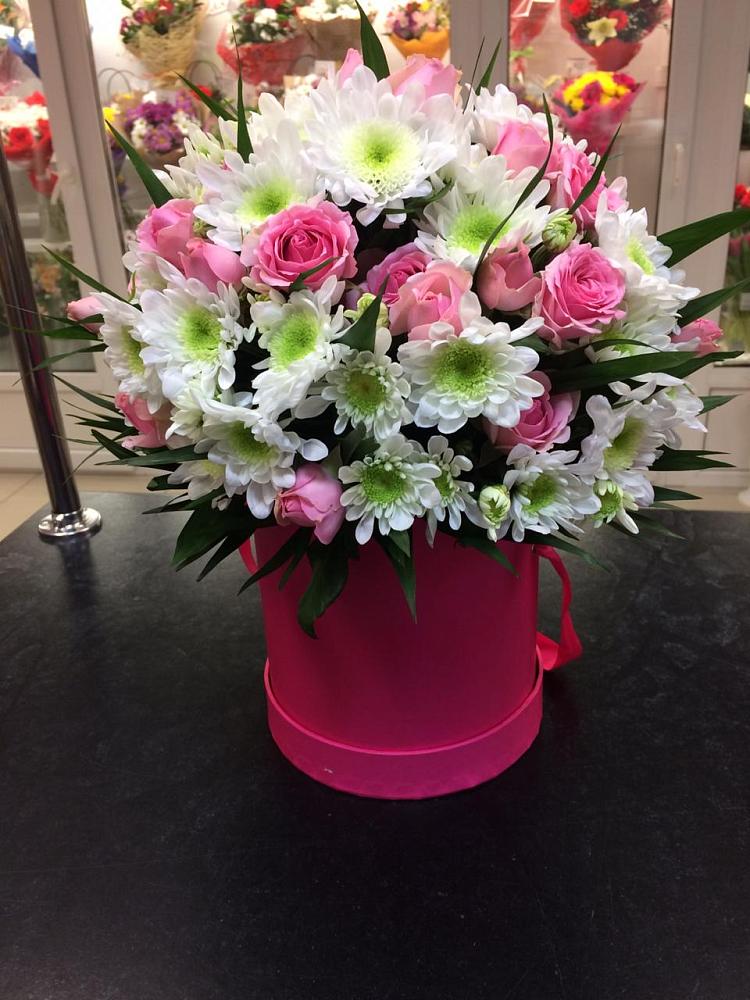 Цветочная композиция из Розы и Хризантемы в шляпной коробке в Сыктывкаре