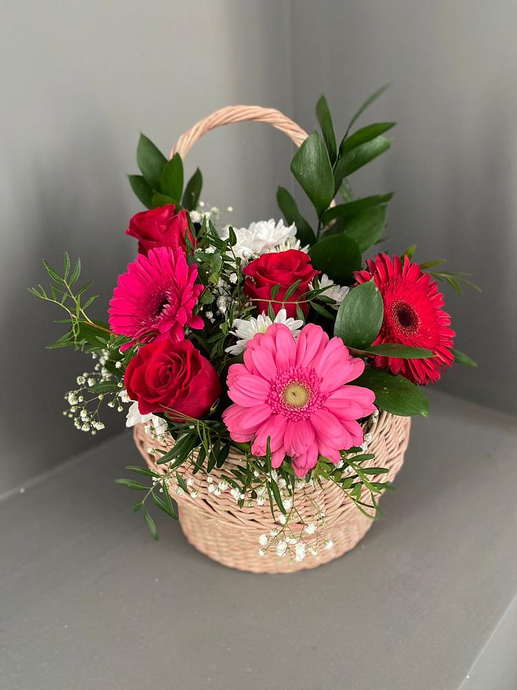 Цветочная композиция из Розы, Хризантемы и Герберы в корзине в Сыктывкаре