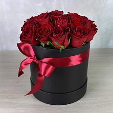 Цветочная композиция из Розы в шляпной коробке в Сыктывкаре