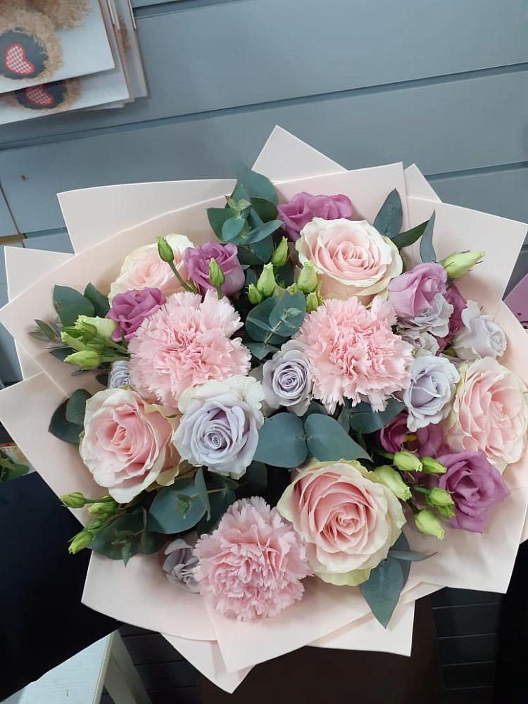 Букет цветов из: Розы, Гвоздики и Лизиантусы в Сыктывкаре