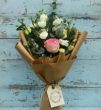 Букет нежный привет в Сыктывкаре Букет цветов из: Розы и Лизиантусы в Сыктывкаре