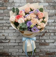 Букет Феерия в Сыктывкаре Букет цветов из: Розы, Лизиантусы и Гвоздики в Сыктывкаре