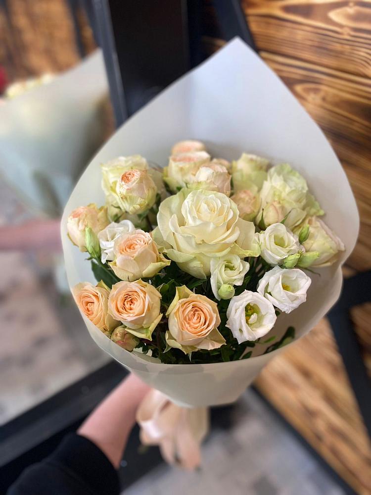 Букет цветов из: Розы и Лизиантусы в Сыктывкаре