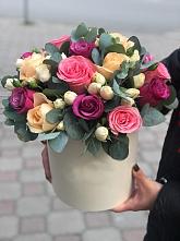 Цветочная композиция из Розы в шляпной коробке в Сыктывкаре