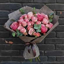 Букет розы в пальмах в Сыктывкаре Букет цветов из: Розы в Сыктывкаре